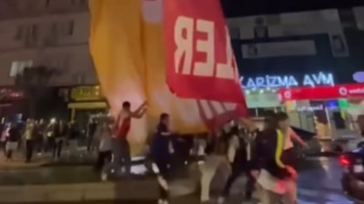 Fenerbahçe taraftarları, Galatasaray bayrağını indirdi