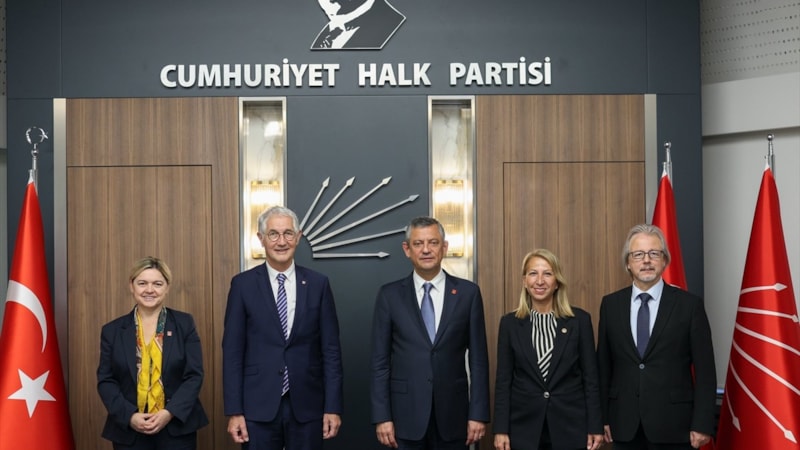 Özgür Özel, Fransız senatörleri kabul etti