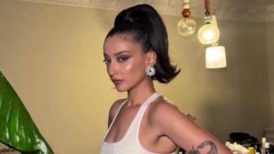 Melike Şahin'in iddialı tarzı! Derin dekolteli kırmızı elbisesiyle göz kamaştırdı