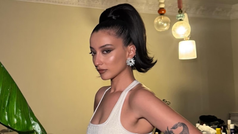 Melike Şahin'in iddialı tarzı! Derin dekolteli kırmızı elbisesiyle göz kamaştırdı