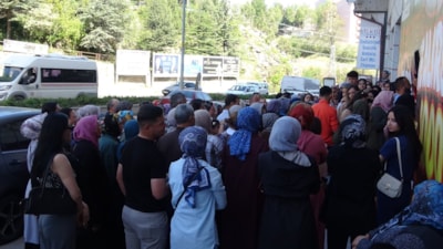 Bilecik'te mağaza açılışındaki hediye için birbirlerini ezdiler