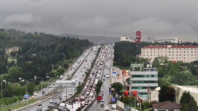 İstanbul'da ambulans kaza yaptı: 3 yaralı