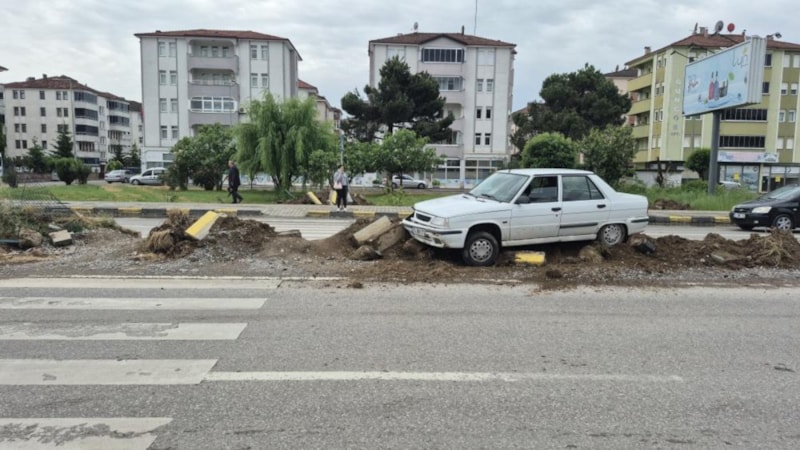 Bartın'da refüje çıkan sürücü, aracı bırakıp kaçtı