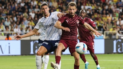 Fenerbahçe’ye sezonun ilk kırmızı kartı: Mert Müldür tarihe geçti