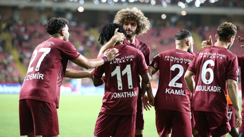 10 kişi kalan Fenerbahçe, küme düşen Hatay'dan 4 gol yedi