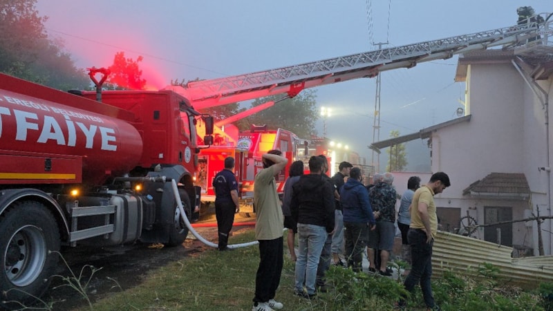 Zonguldak'ta apartmanın çatısında çıkan yangın paniğe neden oldu