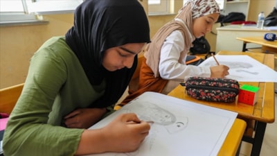 Diyarbakır'da akademisyenler kırsalda geleceğin ressamlarını keşfediyor