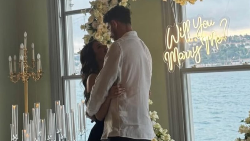 Futbolcu Samet Akaydin, oyuncu sevgilisi Hazal Çağlar'a evlilik teklifi etti