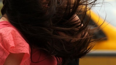 Mevsim geçişlerinin saçlara etkisi: Saç dökülmesinin arttığı dönemler