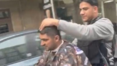 İstanbul'da seyir halindeki motosiklet üzerinde tıraş