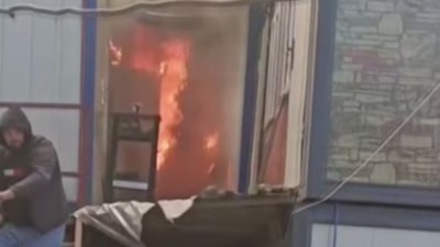 İstanbul'da inşaat işçilerinin alevlerden kaçışı kamerada