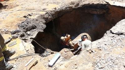 İzmir'de su borusu patladı, çok sayıda araç, ev ve iş yeri zarar gördü