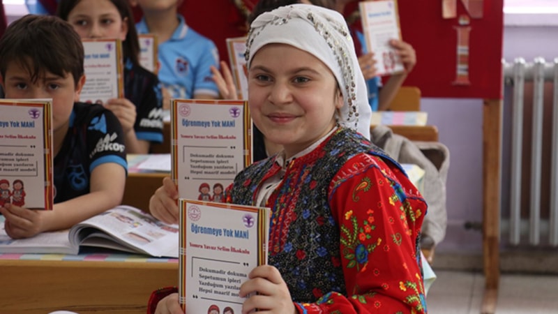 Trabzonlu öğretmen ve öğrencilerinin manilerle öğrenme yolculuğu