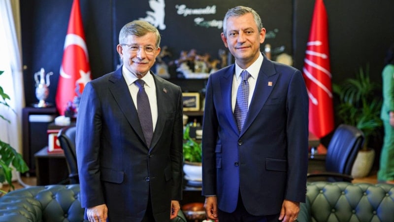 Özgür Özel, Ahmet Davutoğlu ile bir araya geldi