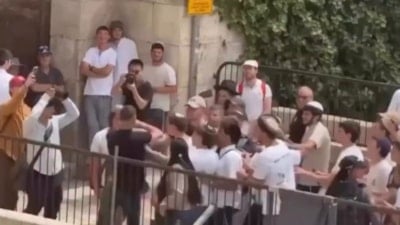 Filistinli bir genç, Mescid-i Aksa'ya baskın düzenleyen Yahudilerin arasına daldı