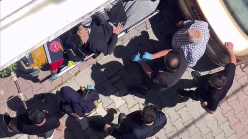 İstanbul Küçükçekmece'de silahlı saldırıya uğrayan genç yaralandı