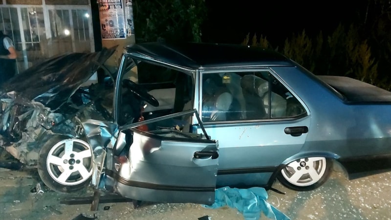 Isparta'da otomobiller çarpıştı: 4 kişi yaralandı