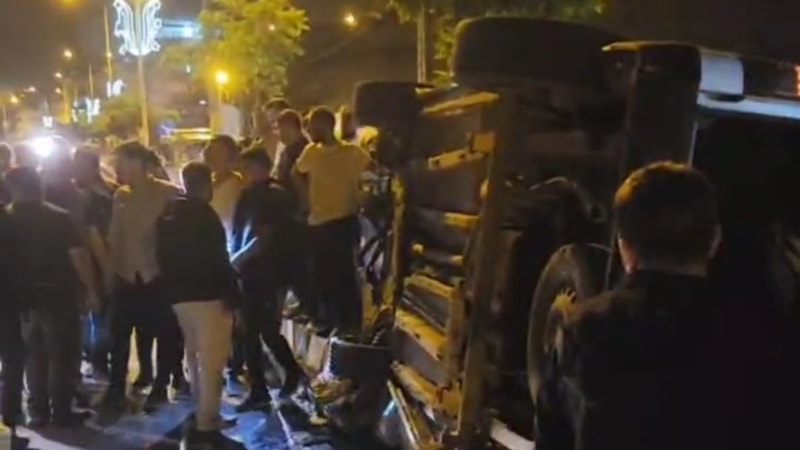 Hakkari'de kontrolden çıkan hafif ticari araç yan yattı: 1 yaralı