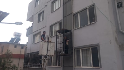 Hatay'da bina dışındaki asansör arızalanınca sokağı seyretti
