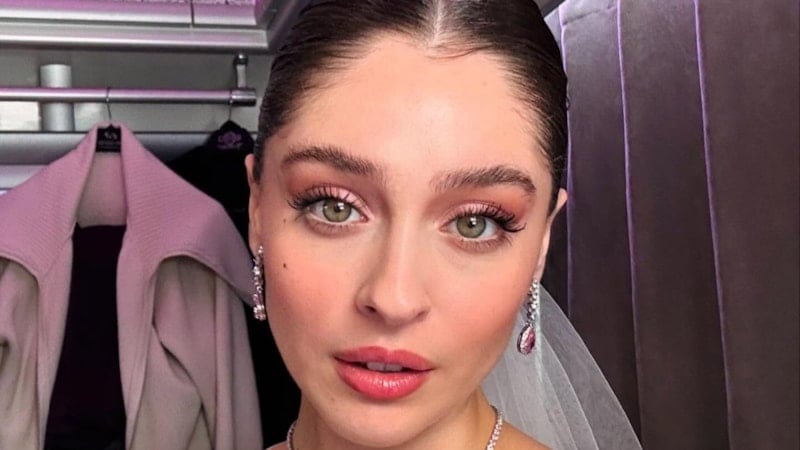 Leyla dizisinin yıldızı Cemre Baysel beyazlar içinde! Davet tarzı çok beğenildi