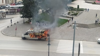 Kastamonu'da polis ekibi işlem yapmak isteyince, hacizli aracı ateşe verdi