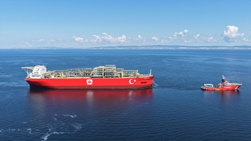 Türkiye'nin ilk yüzer gaz üretim platformu Boğaz'dan geçecek