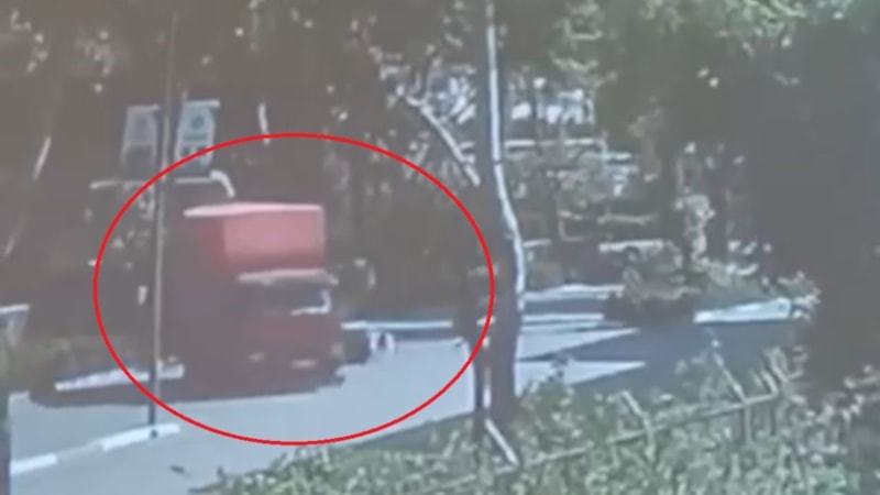 Bursa'da motosikletli, ani dönüş yapan kamyonun altına girdi