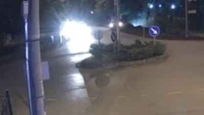 Sakarya'da kavşakta drift yapan otomobil ağaca çarptı