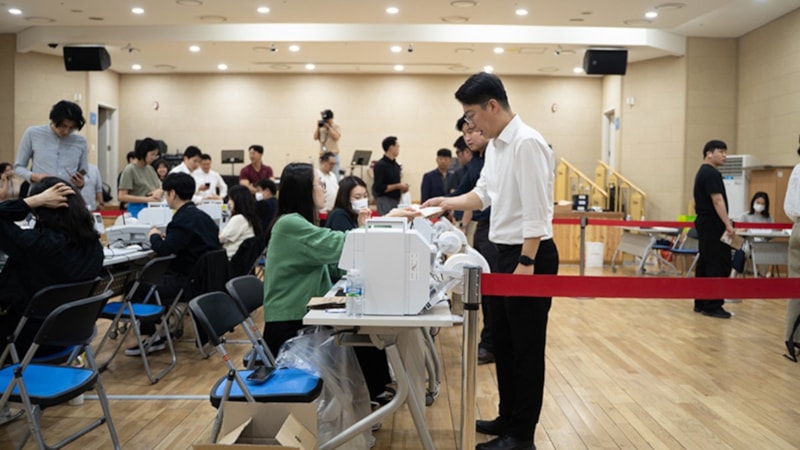 Güney Kore'de erken oy verme süreci için halk sandık başında