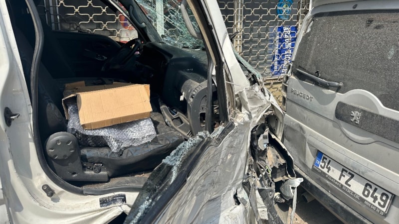 Sakarya'da kontrolden çıkan kamyonet, 5 araca ve duvara çarptı