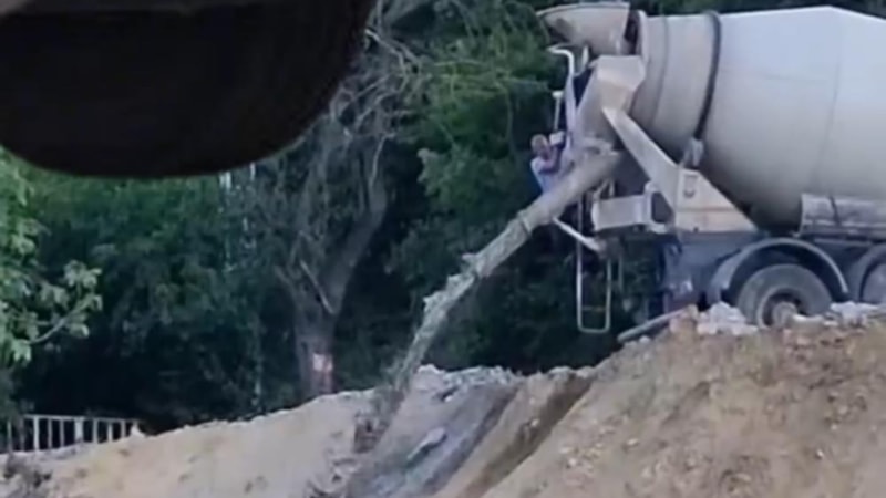 Kocaeli'de betonu ormana boşaltırken görüntülendi