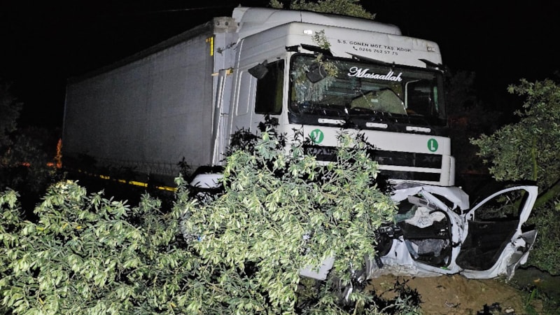 Bursa'da tır otomobili biçti: 1 ölü, 1 yaralı