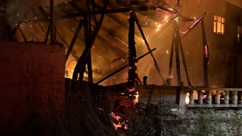 Sakarya'da samanlıkta başlayan yangın ahşap eve sıçradı