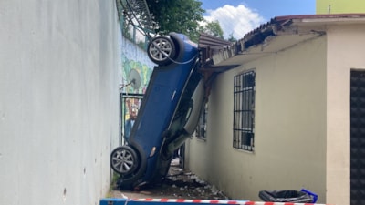 Kocaeli'de otomobil 5 metreden okul bahçesine uçtu