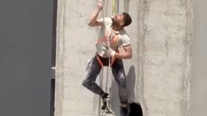 Mersin'de iskele halatı koptu: İşçi ölümden döndü