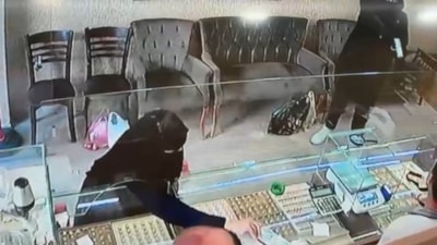 İstanbul'da kuyumcuda soygun girişimini sandalye fırlatarak engellediler