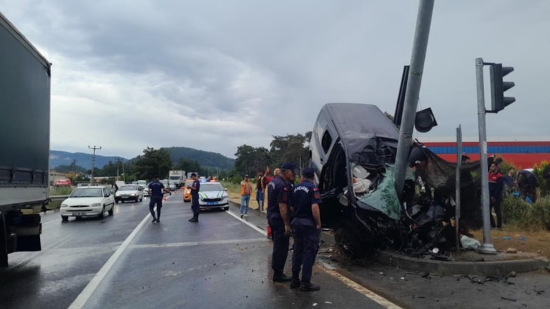 Muğla’da direğe çarpan araç ikiye bölündü: 1 ölü 3 yaralı
