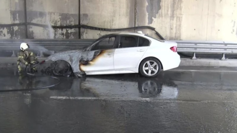 Ataşehir'de otomobil alev alev yandı