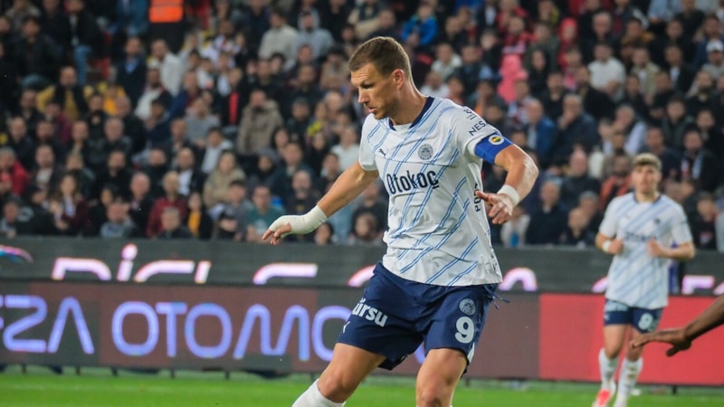 Edin Dzeko, Fenerbahçe'ye veda etti