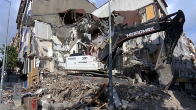 Sultangazi’de yıkım kazası: Komşu binada hasar oluştu