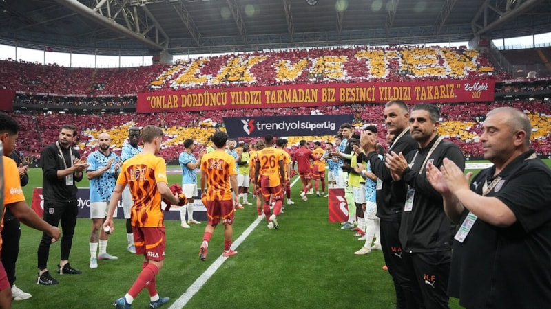 Başakşehir, şampiyon Galatasaray'ı alkışladı