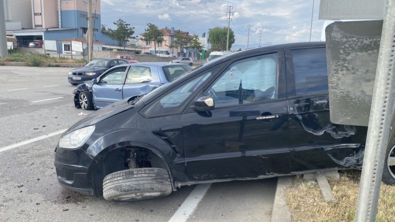 Çorum'da iki otomobil çarpıştı: 3 yaralı