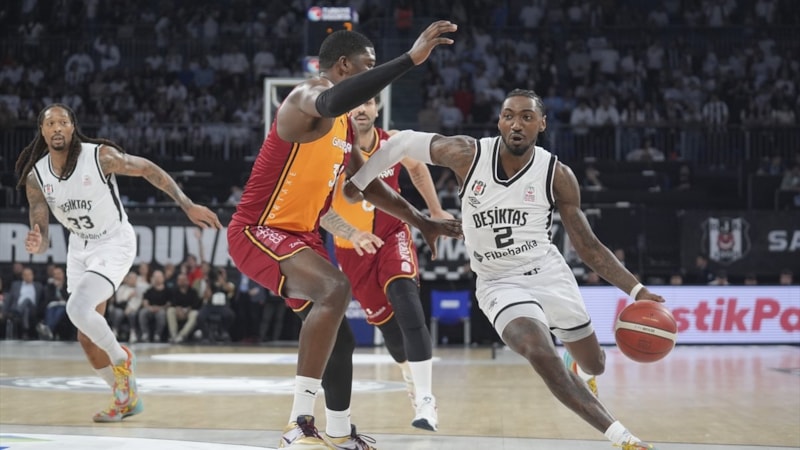 Beşiktaş derbide Galatasaray'ı devirdi