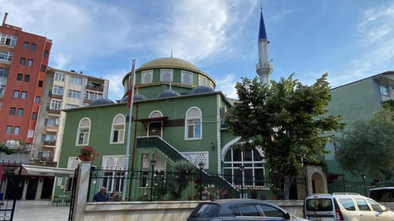 Kocaeli'de ağaçtan düşen yaşlı adam demir korkuluklara saplandı