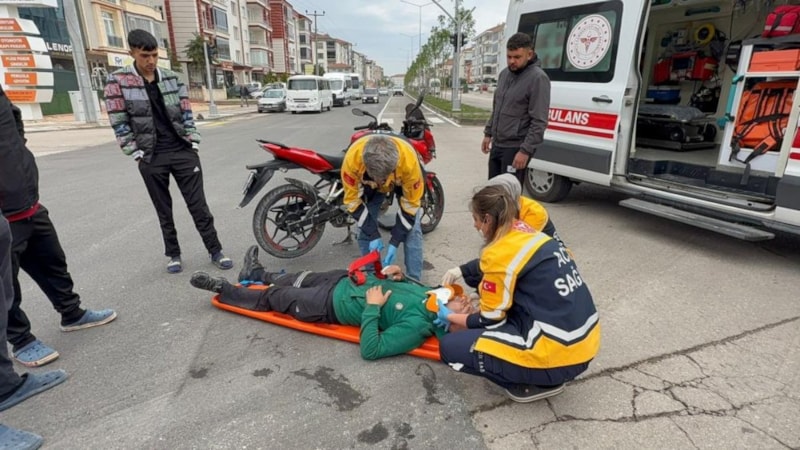 Aksaray'da kamyonetin kasasına tutunan motosikletli canından oluyordu