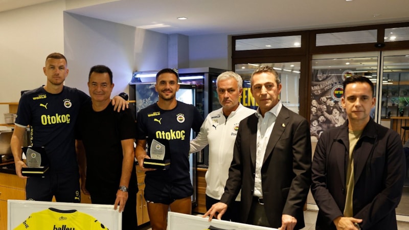 Ali Koç, Tadic ve Dzeko'ya teşekkür plaketi verdi