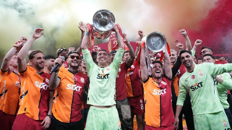 Galatasaray şampiyonluğunu taraftarıyla kutladı