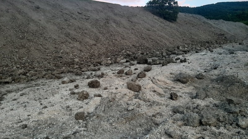 Karabük'te heyelan nedeniyle köy yolu ulaşıma kapandı