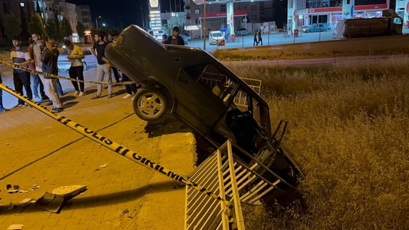 Adıyaman'da 16 yaşındaki sürücü kaldırımdaki panoya çarptı