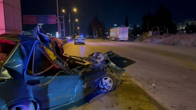 Bursa'da önce tıra sonra bariyerlere çarpan otomobilin sürücüsü ağır yaralandı